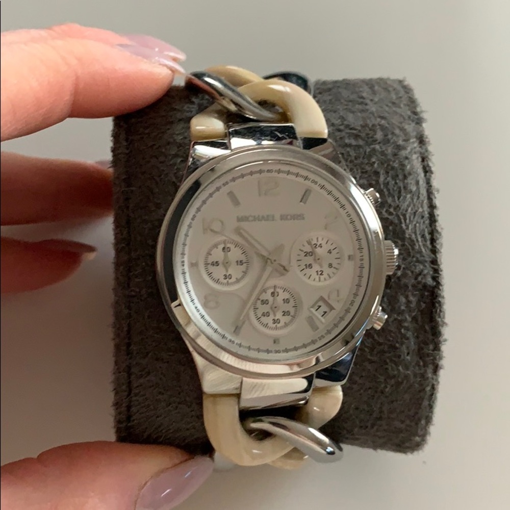 Elegant Michael Kors Watcj
